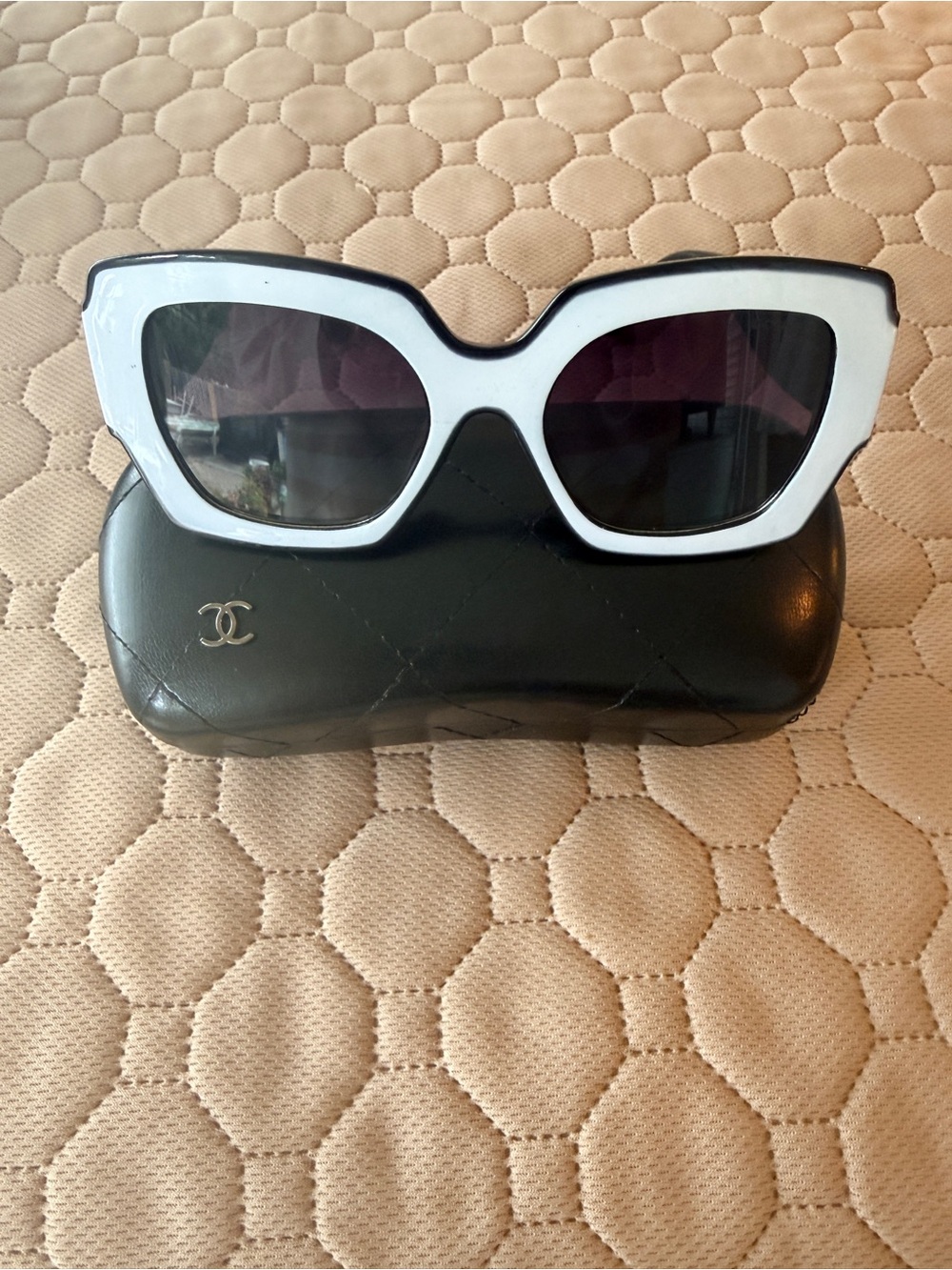 CHANEL GUC Two-Tone
Oversized Square Sunnies
White/Black signature C
*Call outs - Picture 4 of 10
